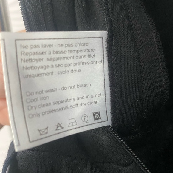 Chanel Authentic Black wool dress from 2007 fall collection as seen on Beyoncé. - Picture 13 of 17